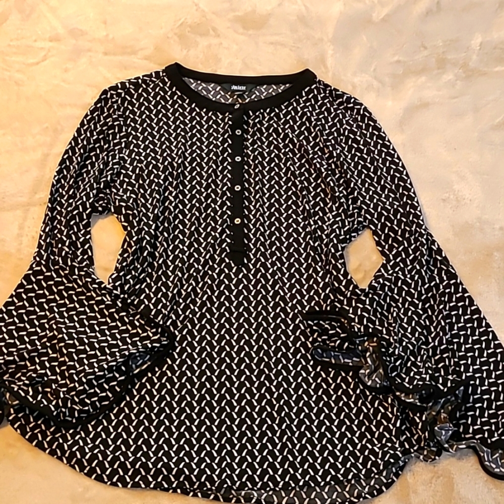 Slim Factor by Investments Black &White patterned top Size M